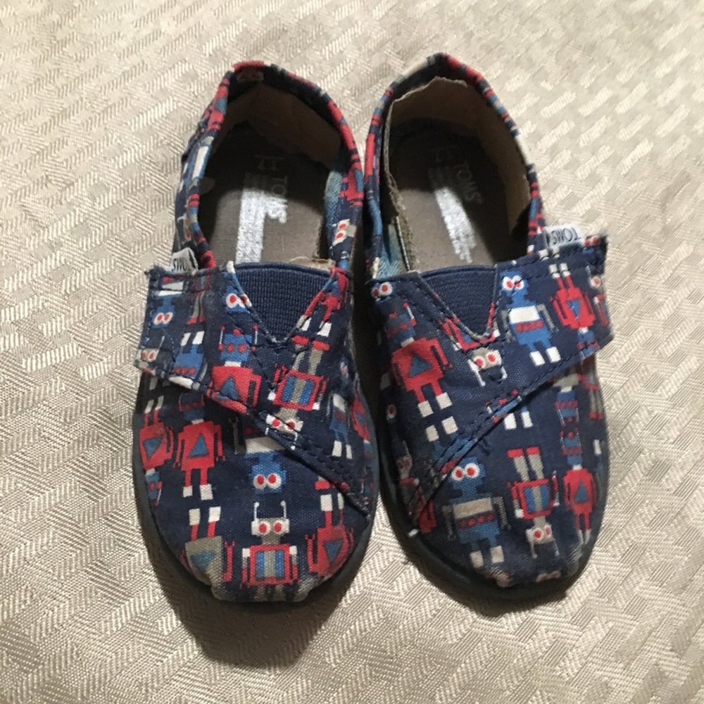 Toddler Toms with robots